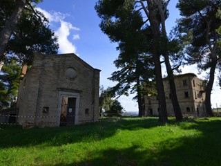 Rustico in Vendita a Appignano del Tronto, 279'000€, 750 m²