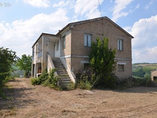 Rustico in Vendita a Castignano, 98'000€, 250 m²