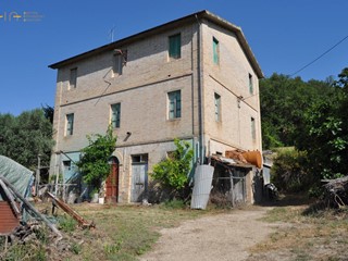 Rustico in Vendita a Cupra Marittima, 300'000€, 355 m²