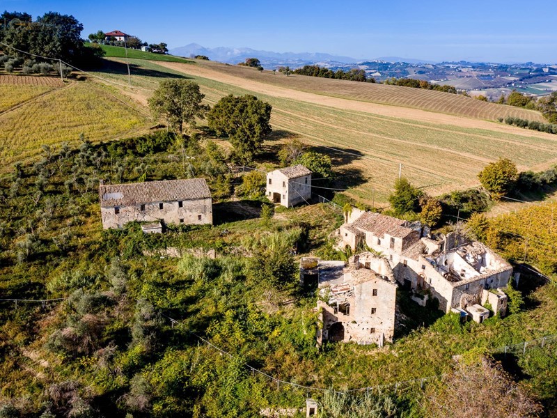 Rustico in Vendita a Ripatransone, 500'000€, 1600 m²