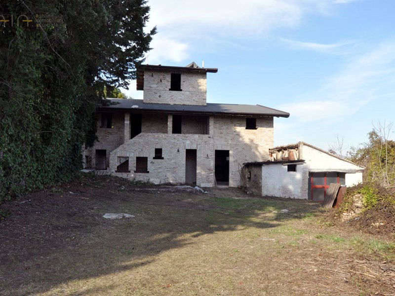 Rustico in Vendita a Castel di Lama, 150'000€, 360 m²