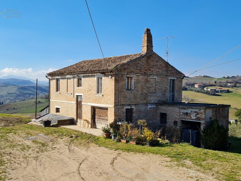 Rustico in Vendita a Montefiore dell'Aso, 199'000€, 250 m²
