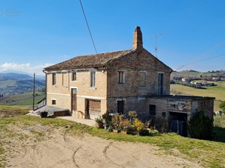 Rustico in Vendita a Montefiore dell'Aso, 199'000€, 250 m²