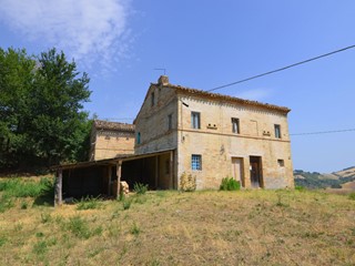 Rustico in Vendita a Monterubbiano, 150'000€, 400 m²