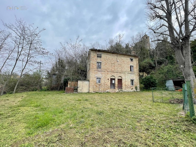 Rustico in Vendita a Montappone, 50'000€, 150 m²