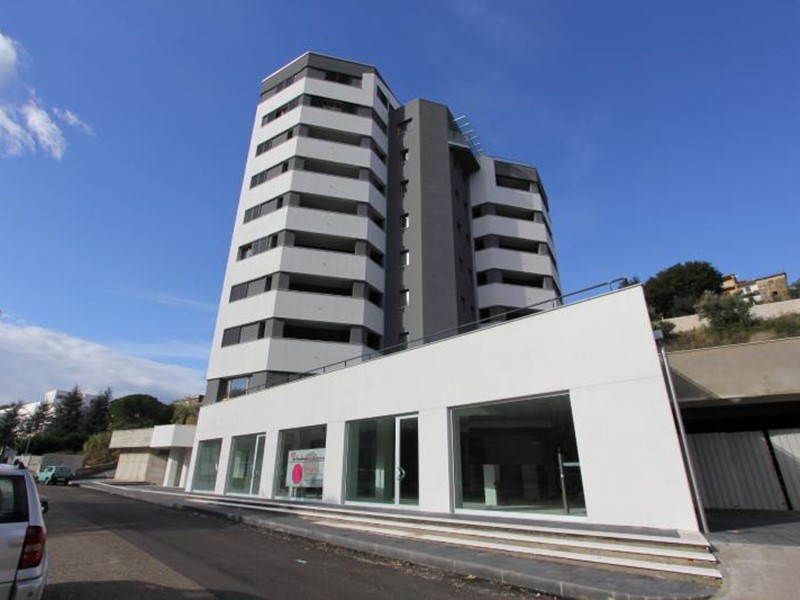 Immobile commerciale in Vendita a Cosenza, 600 m²