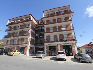 Trilocale in Vendita a Marzi, 75'000€, 152 m²