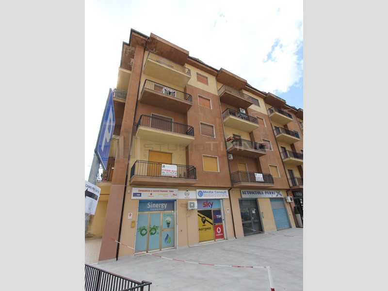 Appartamento in Vendita a Rogliano, 105'000€, 155 m²
