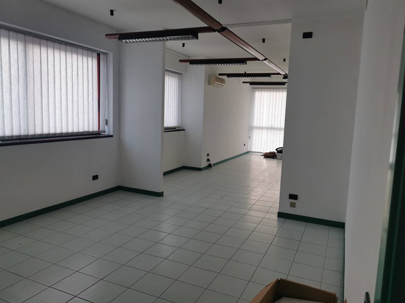 Ufficio in Affitto a Marcon, 1'100€, 150 m²