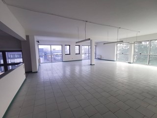 Ufficio in Affitto a Marcon, 1'200€, 220 m²