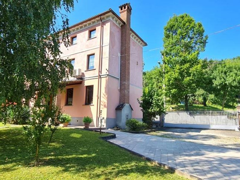 Casa Indipendente in Vendita a Montesegale, 259'000€, 450 m²