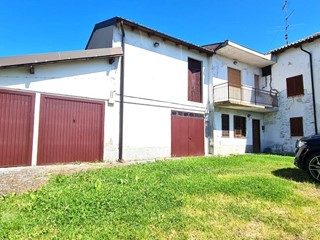Villetta a schiera in Vendita a Montecalvo Versiggia, 57'000€, 200 m²