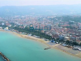 Attività commerciale in Vendita a Grottammare, 1942 m²