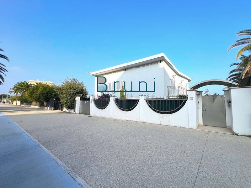 Villa in Vendita a Grottammare, 222 m²