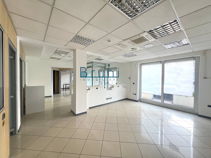 Ufficio in Affitto a San Benedetto del Tronto, 1'200€, 90 m²