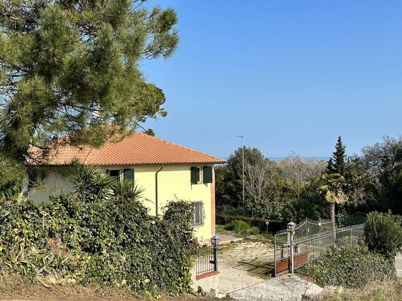 Villa in Vendita a Fermo, 407'000€, 175 m²