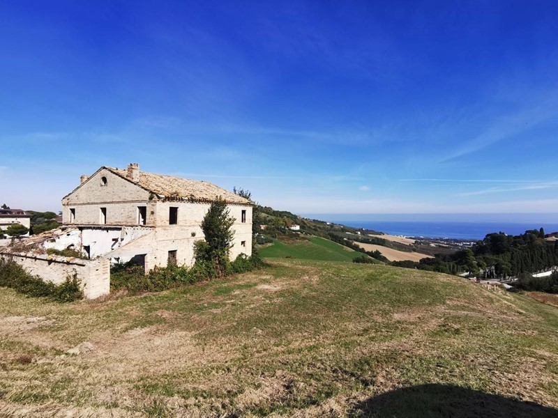 Rustico in Vendita a Fermo, 299'000€, 250 m²