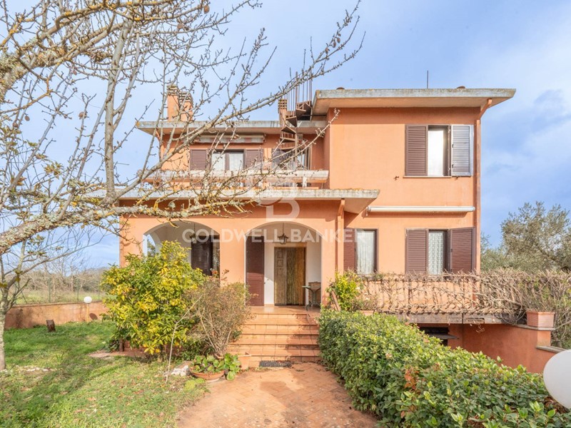 Villa in Vendita a Viterbo, 250'000€, 173 m²