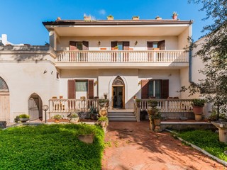 Villa in Vendita a Adelfia, 1'200'000€, 800 m²