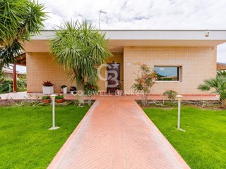 Villa in Vendita a Modugno, 648'000€, 446 m²