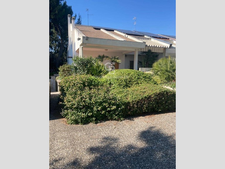 Villa in Affitto a Bari, 4'000€, 250 m²
