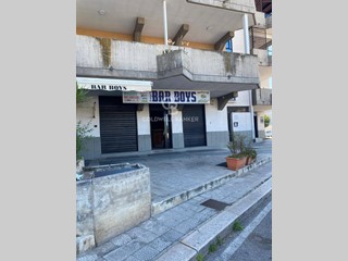 Immobile commerciale in Affitto a Bari, 1'150€, 77 m²