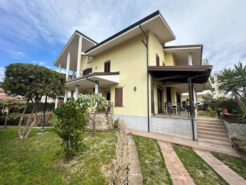 Villa in Vendita a Montepaone, 650'000€, 400 m²