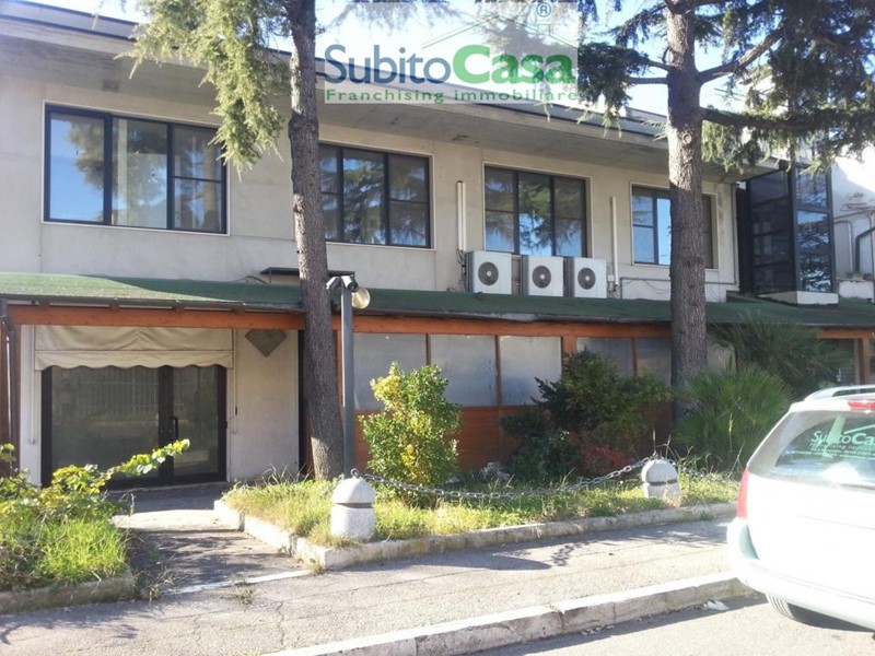 Magazzino in Affitto a Chieti, 700&euro;, 140 m²