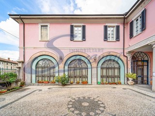 Villa in Vendita a Albese con Cassano, 1'700'000€, 700 m²