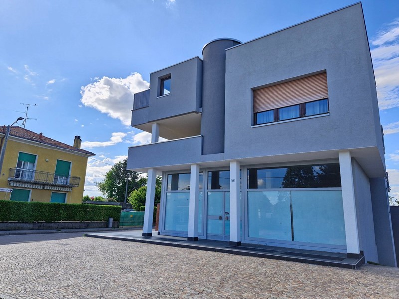 Immobile commerciale in Vendita a Lonate Ceppino, 150'000€, 66 m²