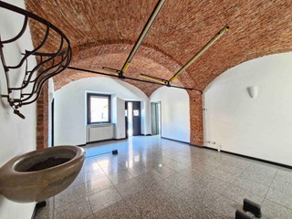 Negozio in Affitto a Tradate, 950&euro;, 135 m²