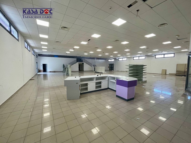 Immobile commerciale in Affitto a Catanzaro, 3'000&euro;, 1414 m²