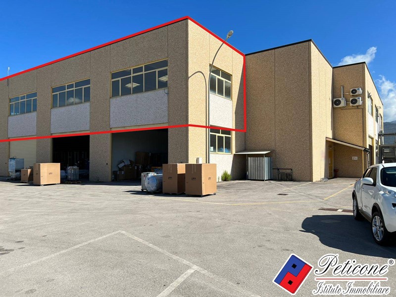 Immobile commerciale in Affitto a Fondi, 2'000&euro;, 450 m²