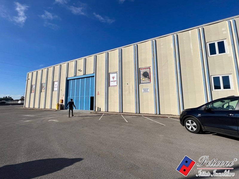 Magazzino in Affitto a Fondi, 2450 m²