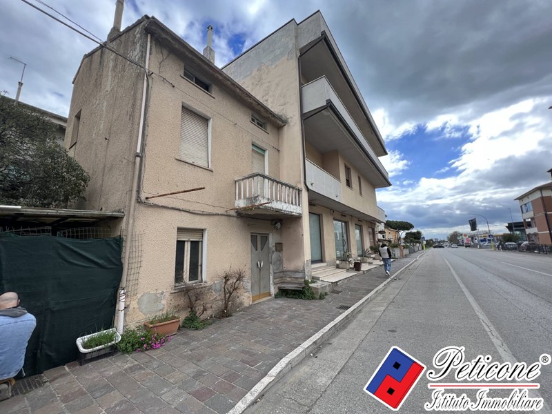 Quadrilocale in Vendita a Porto Sant'Elpidio, 99'000€, 147 m²