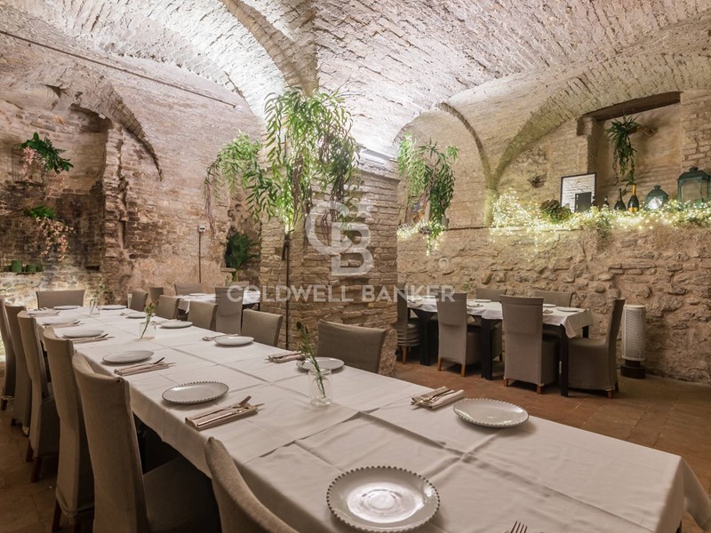 Attività commerciale in Vendita a Ancona, 1'300'000€, 297 m²