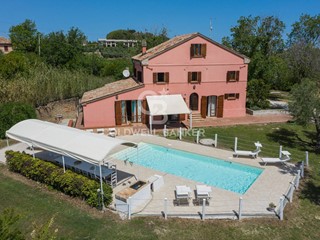 Villa in Vendita a San Costanzo, 750'000€, 290 m²