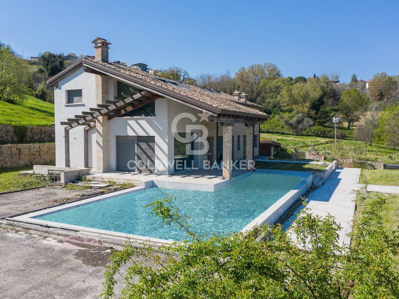 Villa in Vendita a Saludecio, 890'000€, 450 m²