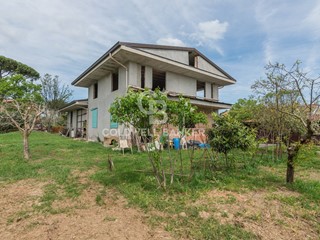 Villa in Vendita a Riccione, 490'000€, 213 m², con Box