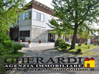 Villa in Vendita a Ferrara, 390'000€, 390 m²