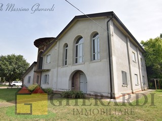 Villa in Vendita a Argenta, 310'000€, 500 m²