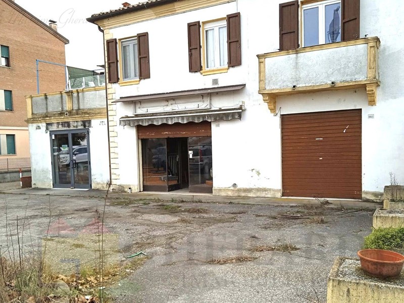 Immobile commerciale in Vendita a Ferrara, 49'000€, 100 m²