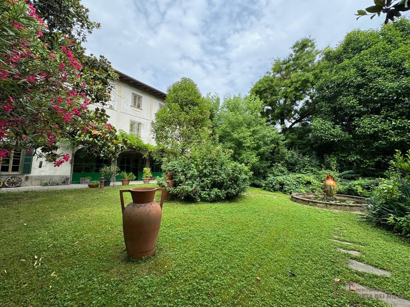 Immobile commerciale in Vendita a Grumello del Monte, 980'000€, 1150 m²