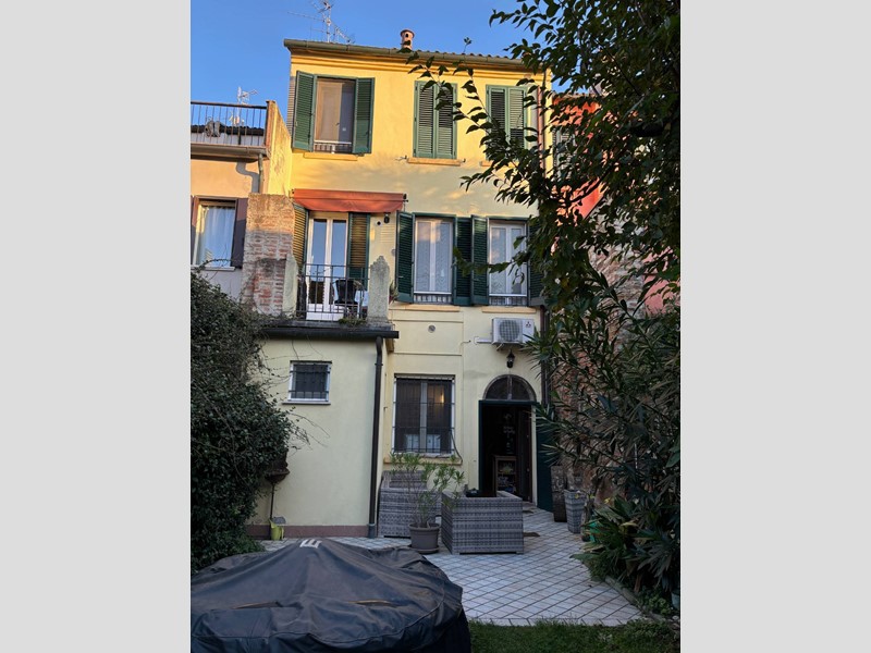 Casa Indipendente in Vendita a Ferrara, 550'000€, 300 m²