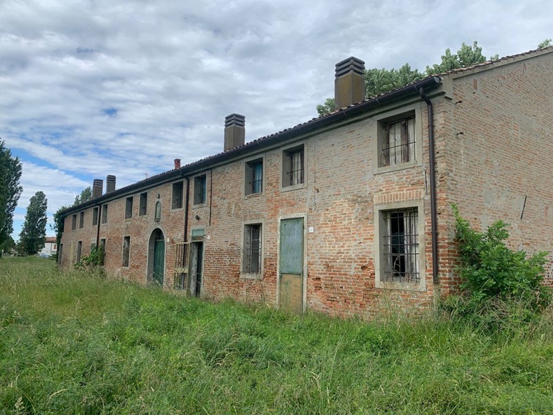 Casa Indipendente in Vendita a Ferrara, 95'000€, 1170 m²