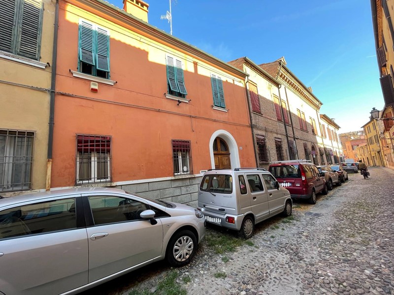 Casa Indipendente in Vendita a Ferrara, 280'000€, 220 m²