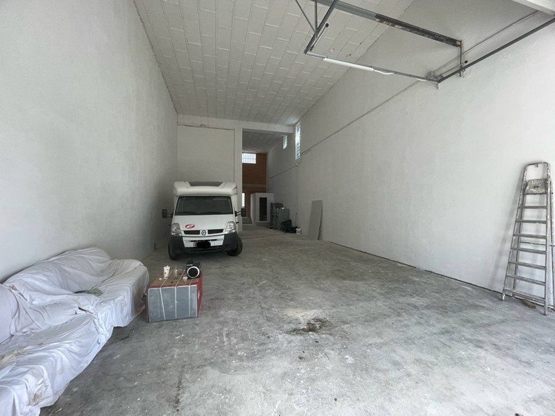 Magazzino in Affitto a Ferrara, 1'100€, 270 m²