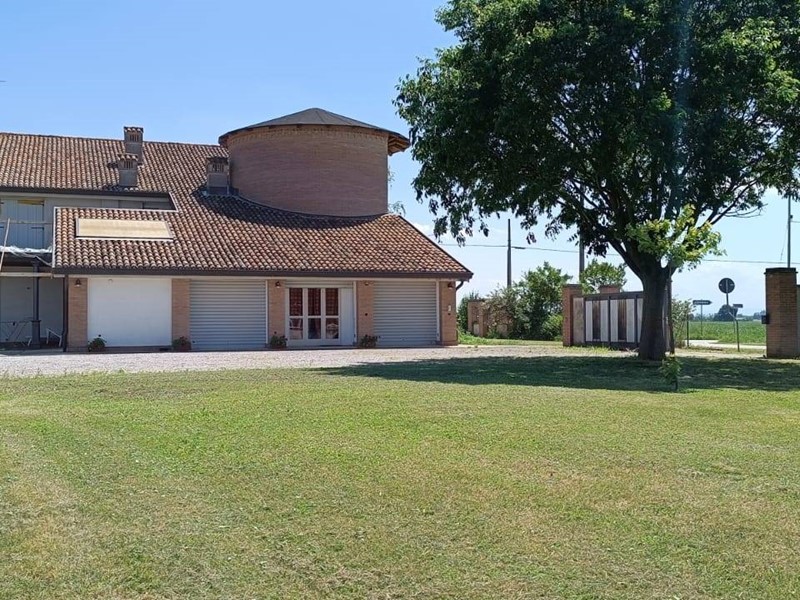 Casa Indipendente in Vendita a Argenta, 310'000€, 520 m²