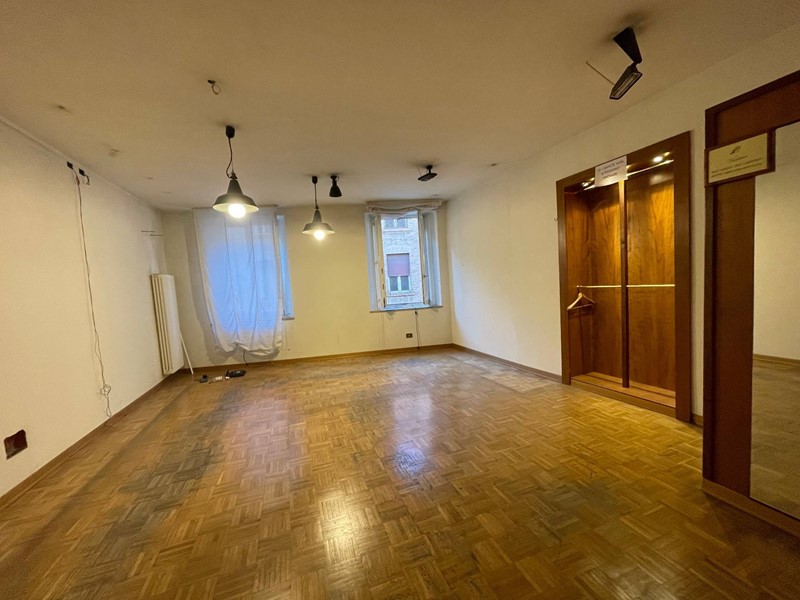 Negozio in Affitto a Ferrara, 2'500€, 115 m²