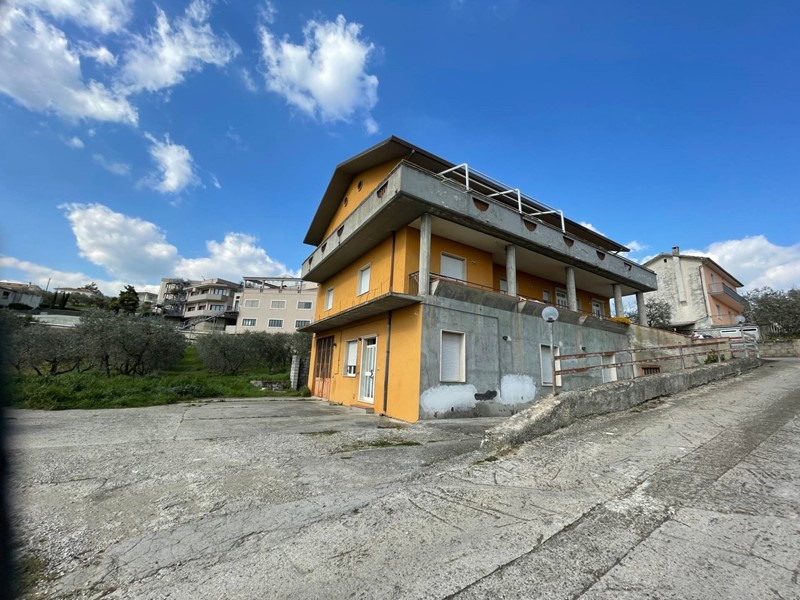 Casa Indipendente in Vendita a Ariano Irpino, 300'000&euro;, 360 m²